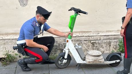 Anzeige erstattet: Deutscher kutschiert antiken Säulensockel auf E-Scooter durch Rom