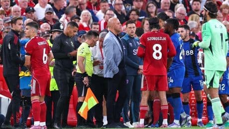 El hombre detenido por insultos racistas a Semenyo queda bajo fianza y con veto a los estadios