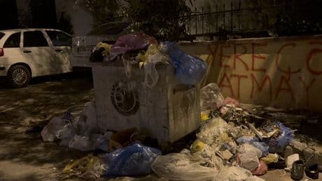 CHP'li belediyede çöp krizi... Parasını alamayan işçiler tepki gösterdi