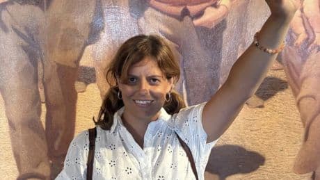 Salis e la foto con il pugno chiuso alzato: scoppia la polemica