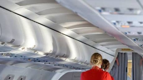 Ti chiedono di scambiare il posto in aereo? Non farlo mai: ecco quali sono i rischi