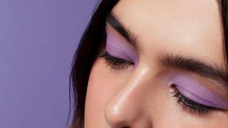 Mirada monocolor extrema: la tendencia de belleza que seduce a las expertas y que rescata la moda de los 2000