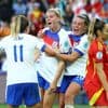 Engeland maakt tien minuten na rust gelijk in EK-finale tegen Spanje, Russo kopt voorzet Kelly binnen