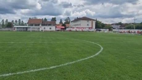 Sahaya yıldırım düştü! 2 futbolcu ağır yaralandı