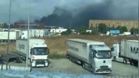 Esenyurt'ta metruk haldeki fabrikada korkutan yangın