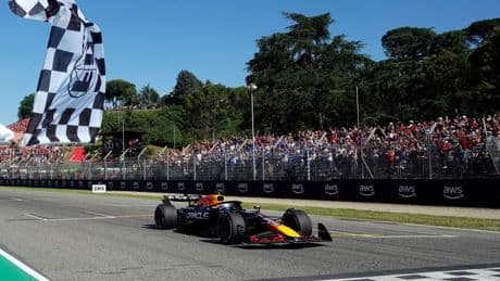 Verstappen firma una salida estelar y vence en Emilia Romagna