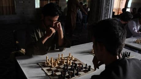 Afghanistan: le régime taliban interdit les échecs, une activité assimilée à un jeu d'argent