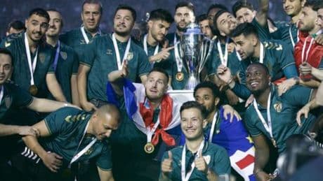 Şampiyon Kocaelispor kupasını kaldırdı!