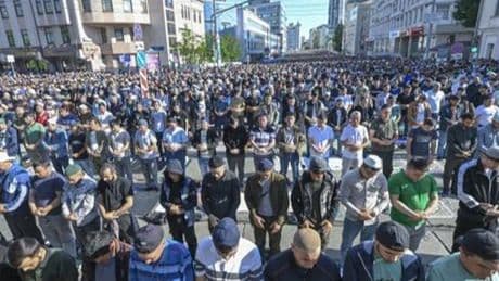 Rusya'da Müslümanlar, Kurban Bayramı namazında camilerden sokaklara taştı