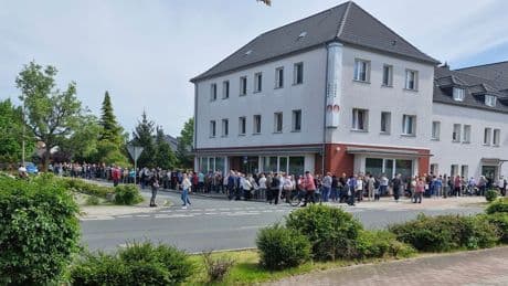 Mega-Schlange von Bitterfeld - Allein in Sachsen-Anhalt fehlen 250 Ärzte