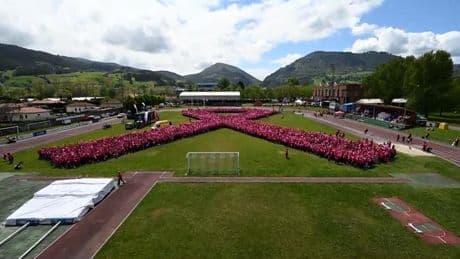 Más de 7.000 personas forman un lazo rosa contra el cáncer pero no entran en el Guinness