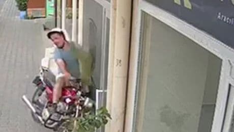 Kontrolden çıkan motosiklet sürücüsü iş yerine girdi! O anlar kamerada