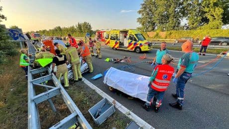 Vrachtwagen schiet door middenberm en raakt tegenliggers, A2 bij Maarheeze dicht