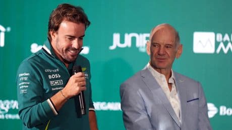 La complicidad de Fernando Alonso con Adrian Newey tras su reunión: &quot;No creo que dependa de él arreglar el coche de 2025&quot;