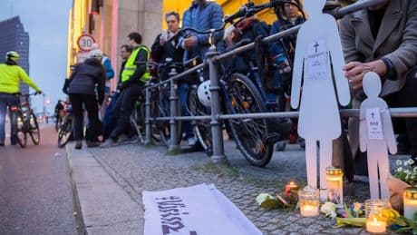 Prozess in Berlin: Auf der Straße lagen sterbende Menschen, aber der Fahrer soll seinen kaputten Spiegel inspiziert haben