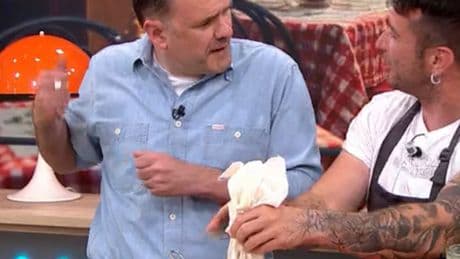 El percance de Iñaki López en directo haciendo requesón: «Este programa empieza a ser un riesgo para mí»