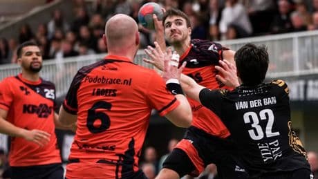 Aalsmeer klopt Volendam nipt in eerste duel om handbaltitel