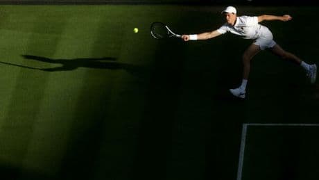 Sinner-Djokovic, orario e dove vederla in tv e streaming: oggi la semifinale di Wimbledon. Il gomito di Jannik, la caduta di Nole: come stanno?