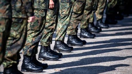 Debatte über Wehrpflicht: Zahl von Anträgen auf Kriegsdienstverweigerung steigt