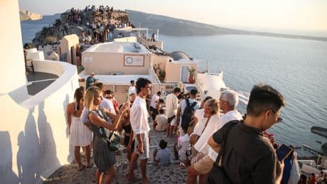 Après les séismes du début d’année, les touristes continuent de déserter Santorin