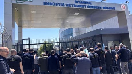 TEKSİF üyesi işçiler sendika düşmanı patrona karşı eylem yaptı