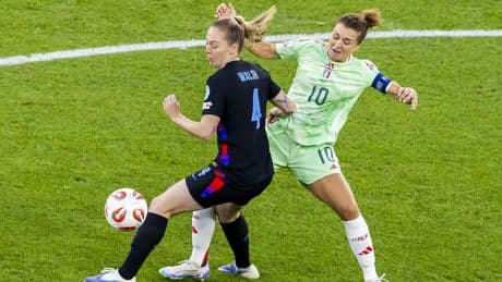 Herbeleef: bondscoach Sarina Wiegman met Engelse voetbalsters naar finale van EK