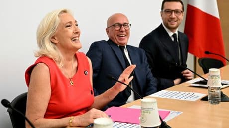 Marine Le Pen exhorte ses troupes à se préparer à tout, y compris la dissolution
