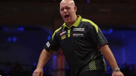 Michael van Gerwen deelt na moeizame zege nog meer heftig nieuws: ’Daarom speelde ik vandaag pas’