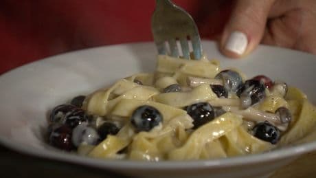 Simply Delicious Recipe: Italian pasta with honey mushrooms and blueberries