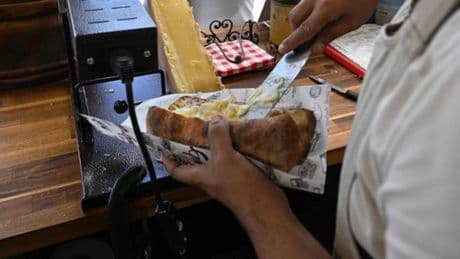 Allerta sanitaria in Francia: più di venti casi di listeriosi e due vittime. Molti formaggi ritirati dal commercio