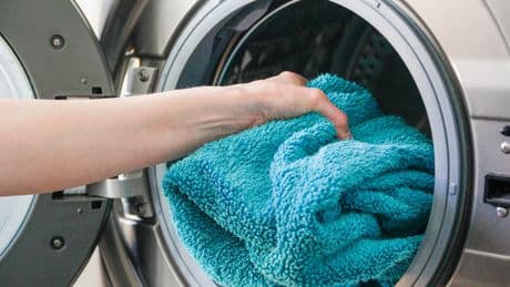 Vermeiden Sie Fehler: So oft müssen Jeans, Bettwäsche und Co. wirklich gewaschen werden