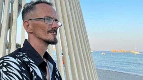 Qui était Jean Pormanove, ce créateur de contenus mort en direct sur Internet ?