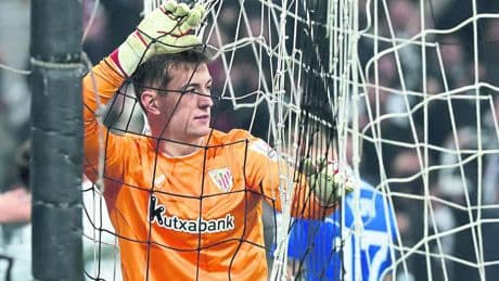 El portero Agirrezabala 'calienta' para Mestalla