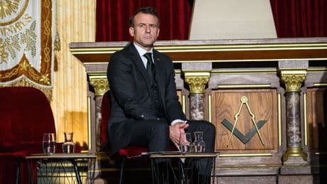 Macron devant les francs-maçons : des relations houleuses et parfois orageuses avec les « frères »