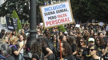 Dimisión en bloque de casi un centenar de directores de colegio asturianos en plena huelga docente