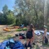 Grâce à un dispositif proposé durant les vacances, ces jeunes découvrent le Thouet en canoë