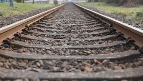 Bahnverkehr: Rucksack im Zug: Mann springt auf fahrende Regionalbahn