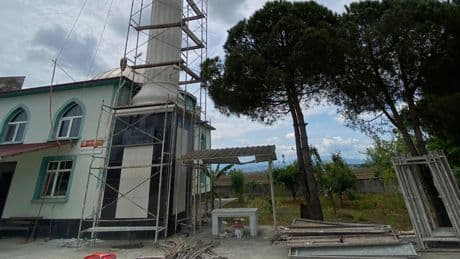 Cami minaresinden düşen işçi ağır yaralandı