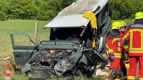 Zwei Verletzte bei Autobahnunfall - Land Rover überschlägt sich, Hund tot