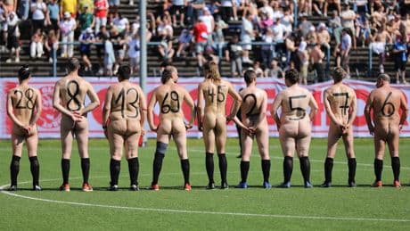 NACKTionalmannschaft spielt Fußball pur - Die Hinternmannschaft trägt nur Schuhe und Stollen