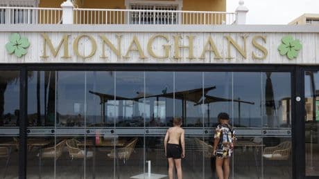 Dos escoceses muertos tras ser tiroteados en un bar de copas de Fuengirola (Málaga)