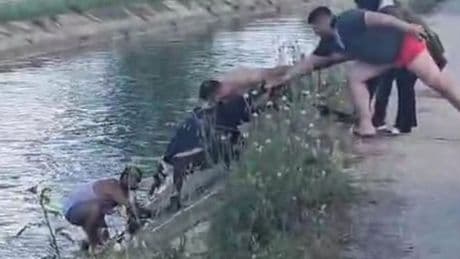 Araçla sulama kanalına uçtu, yardımları reddetti