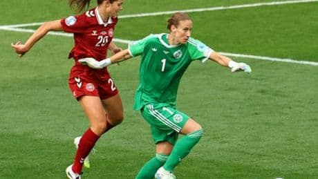 EM 2025: Ann-Katrin Bergers riskante Spielweise gegen Dänemark sorgt für Diskussionen