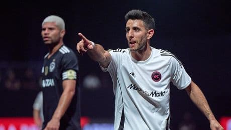 Neymar gana al Kun Agüero en la primera jornada del Mundial de Clubs de la Kings League