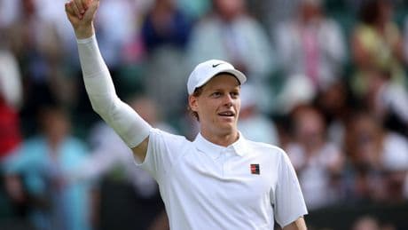 Sinner olvida sus problemas en el codo y se cita con Djokovic en semifinales de Wimbledon