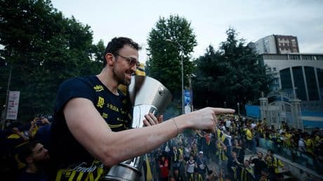 Fenerbahçe'yle Euroleague'de şampiyon olan Sertaç Şanlı adını tarihe yazdırdı