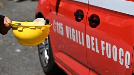 Genova, incendio all’alba al Lagaccio: strada chiusa e residenti in fuga