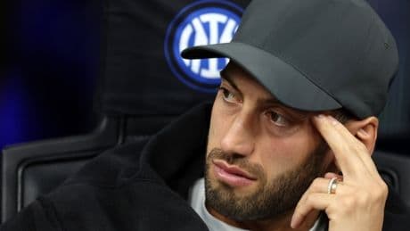 <p>Calhanoglu, fuga dall'Inter: apertura al Fenerbahce, Mourinho lo aspetta</p>