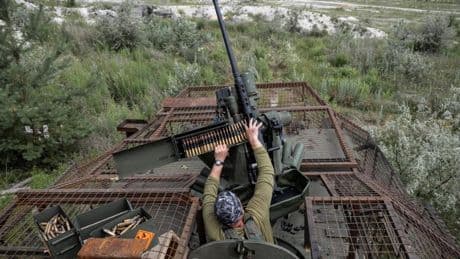 Ucrania lucha por contener la "ofensiva de verano" rusa sin las armas clave que Estados Unidos prometió y ahora ha bloqueado
