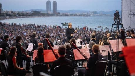 Más de 30.000 personas vibran con la OBC y Carmen’ en laBarceloneta